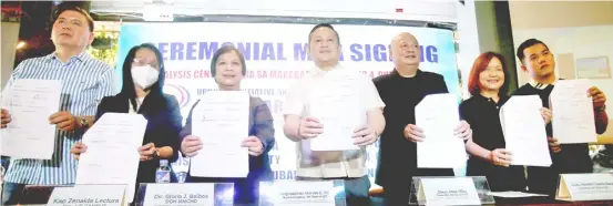  ?? PHOTOGRAPH BY ANALY LABOR FOR THE DAILY TRIBUNE @tribunephl_ana ?? DIRECTOR Gloria Balboa of the Department of Health-Metro Manila Center for Health Developmen­t, Quezon City Fourth Dist. Rep. Marvin Rillo, QC Councilor Nanette Castelo Daza and other officials show the memorandum of agreement for the new dialysis center that will be built in Barangay UP Campus and Barangay Doña Imelda in Quezon City after the signing ceremony at Quezon City Hall on Thursday. Dialysis center will be free for residents of Quezon City and the general public as well.