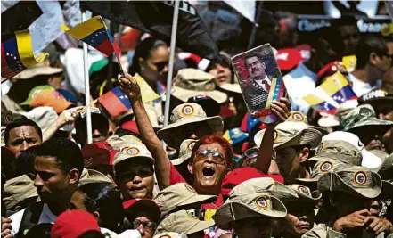  ??  ?? Simpatizan­tes de Nicolás Maduro manifestam-se diante do Palácio Miraflores, em Caracas, após suposto ataque