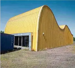  ?? Foto: Pierre Matgé ?? Der Pavillon, der mit gelb lackiertem Aluminium verkleidet ist, soll an die hügelige Landschaft der Südregion erinnern.
