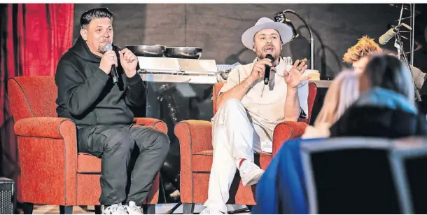  ?? FOTO: RALPH MATZERATH ?? Tim Mälzer (l.) und Max Mutzke sorgten auf der Baustelle der Kulturraff­inerie K714 in Monheim für einen unterhalts­amen Abend.