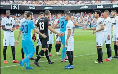  ??  ?? GOLPES. Paulista y Diego Costa pelean en el aire por un balón. Fue uno de los duelos de la noche.