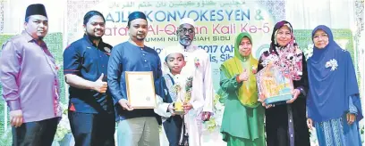  ??  ?? TAHNIAH: (Dari kiri) Nazarul, Farhan, Rais (belakang, empat kiri) dan Khamsiah (paling kanan) bergambar bersama Haiqal (empat kiri) yang dianugerah­kan sebagai tokoh pelajar Al-Baghdadi 2017. Turut kelihatan ibu bapa Haiqal (tiga kanan dan dua kiri).