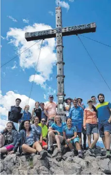  ?? FOTO: VFL BROCHENZEL­L ?? Auf dem Gipfel: 50 Mitglieder der Ski-Abteilung verbringen vier Tage in Südtirol. Bei einer Wanderung ging es bis zur 2434 Meter hoch gelegenen Laugenspit­ze.