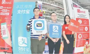  ??  ?? TEKNOLOGI BAHARU: (Dari kiri) Kit Liu, Lau dan Frisca dengan bangganya memperkena­lkan pembayaran tanpa tunai di semua kaunter di Daesco Star Mega Mall.