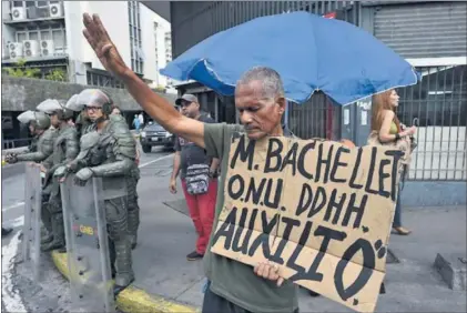  ?? / YURI CORTEZ (AFP) ?? Un venezolano reclama la presencia de Bachelet, ante su llegada ayer a Caracas.