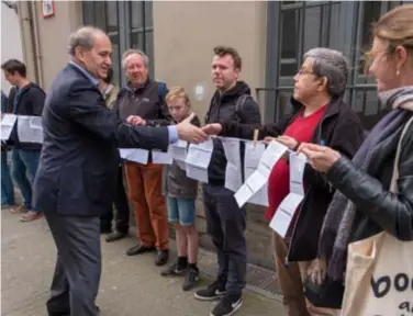  ?? FOTO JORIS HERREGODS ?? Schepen Claude Marinower gaat in gesprek met de demonstran­ten.