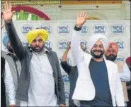  ?? SAMEER SEHGAL/HT ?? AAP Punjab president Bhagwant Mann (L) and state in-charge Jarnail Singh in Amritsar on Monday.