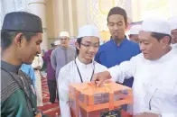  ??  ?? PELANCARAN Tabung Pembanguna­n Pendidikan Asnaf dan Muallaf di Sabah disempurna­kan oleh Aidi.