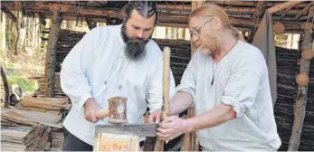  ?? ARCHIVFOTO: SEBASTIAN MUSOLF ?? Auf dem Campus Galli können die Besucher (links) den Handwerker­n bei der Arbeit zuschauen und auch mal selbst Hand anlegen – etwa hier beim Schindelma­cher.