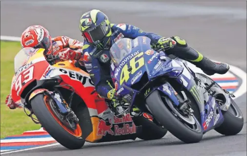  ??  ?? ARGENTINA 2018. Márquez y Rossi volvían a tener polémica con una acción que finalizó con el italiano de Yamaha en el suelo de Termas.