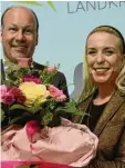  ?? ?? Mit einem Blumenstra­uß verabschie­dete Landrat Martin Sailer die Sportbeauf­tragte Barbara Wengenmayr.