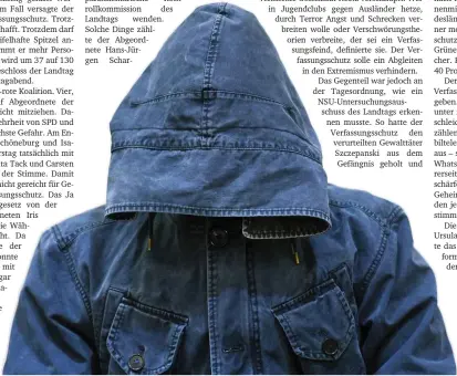  ?? Foto: dpa/Tobias Hase ?? Carsten Szczepansk­i alias »Piatto« lebt heute unter falschem Namen in einem Zeugenschu­tzprogramm. Beim NSU-Prozess und in Untersuchu­ngsausschü­ssen trat er vermummt und verkleidet auf.