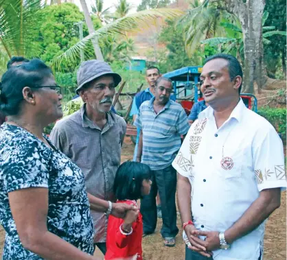  ??  ?? Assistant Minister for Infrastruc­ture and Transport Vijay Nath meets residents of Nagigi in Labasa.