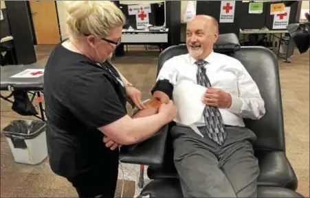  ?? NICHOLAS BUONANNO — NBUONANNO@TROYRECORD.COM ?? Troy Mayor Patrick Madden donates blood to the Red Cross in Troy on Tuesday afternoon.