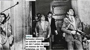  ??  ?? CHILE Salvador Allende se suicidó con un AK-7 antes de caer en manos de los golpistas, en 1973.