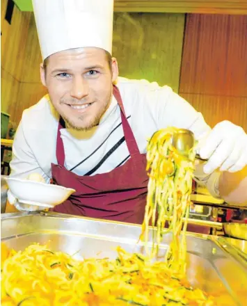  ?? Foto: Silvio Wyszengrad ?? Andreas Nagl bot seinen Gästen Gemüsepast­a auf der Trendfood-Messe im Kongress am Park. Der Veranstalt­er hatte 2000 Besucher erwartet, es kamen 5000.