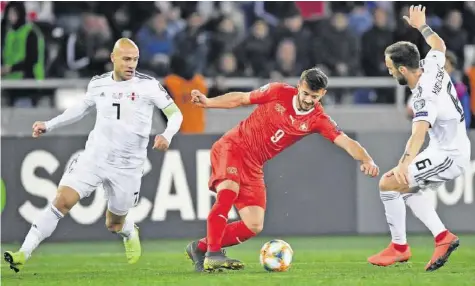  ?? FRESHFOCUS ?? Bekommt Albian Ajeti (M.) heute seine Chance in der Startelf?