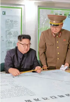  ?? Foto: afp ?? Will erst einmal weiter beobachten, was die „blöden Yankees“so alles veranstalt­en, um ihn einzuschüc­htern: der nordkorean­ische Diktator Kim Jong Un.