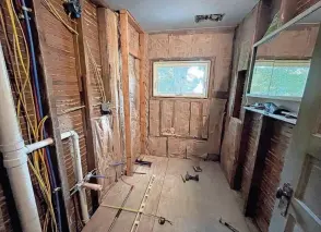  ?? ALAN D. MILLER ?? Bathroom project at Daughter #2's house takes shape with new plumbing, wiring, insulation and floor.