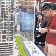  ?? PANUPONG CHANGCHAI ?? Housing developers expect consumers to speed up their buying decisions as government tax incentives end next month.