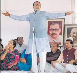  ?? PTI ?? Madhya Pradesh chief minister Shivraj Singh Chouhan addresses a gathering during his indefinite fast to placate angry farmers in Bhopal on Saturday.