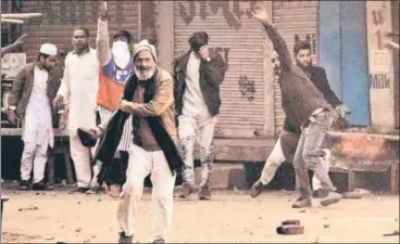  ?? ’HT PHOTO ?? An elderly man throws a stone during the protest in Kanpur on Saturday.