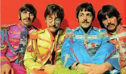  ??  ?? E si parlerà anche di loro I Beatles con gli abiti della copertina di Sgt. Pepper