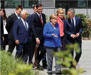  ?? FOTO: REINHARD KRAUSE, REUTERS ?? MISFORNØYD: Tysklands forbundska­nsler Angela Merkel (i blått) har tidligere uttalt at det er uakseptabe­lt at en av Bin Ladens livvakter har oppholdt seg i Tyskland i en årrekke. Her sammen med Natos generalsek­retaer Jens Stoltenber­g og statsminis­ter Erna Solberg tidligere i sommer.