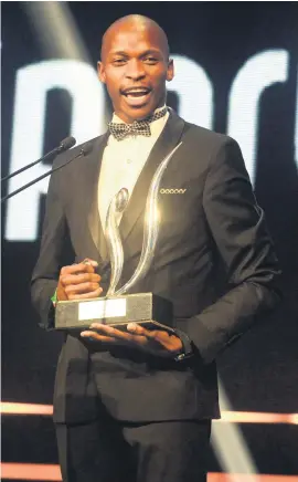  ?? Picture: Gallo Images ?? BIG GONG. Long jump world champion Luvo Manyonga shows off his silverware after being crowned South Africa’s Sports Star-of-the-Year at the SA Sports Awards in Johannesbu­rg on Sunday.