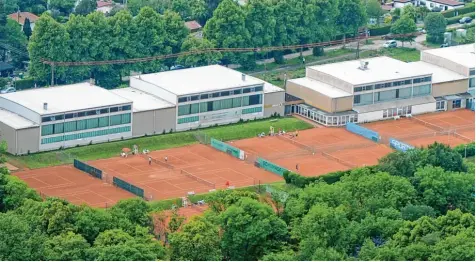  ?? Foto: Ulrich Wagner ?? Seine alten und maroden Hallen will der Tennis Club Augsburg abreißen lassen und stattdesse­n für 2,5 Millionen Euro eine Sechsfach Halle bauen. Doch weil die Finanzieru­ng nicht steht, muss das Projekt verschoben werden.