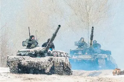  ?? SeRter BOBOK / AFP ?? Carros de combat ucraïnesos, ahir a la regió de Khàrkiv