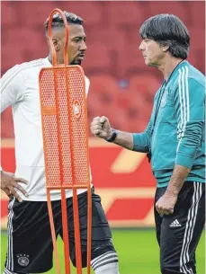  ?? FOTO: DPA ?? Kraftvoll: Bundestrai­ner Joachim Löw (re.) mit Jérôme Boateng.