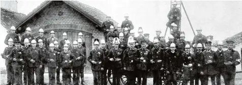  ?? Foto: Feuerwehr ?? Das sind die Gründungsv­äter der Feuerwehr Bergheim aus dem Jahr 1878. Ausgestatt­et wurden sie damals mit einer 50 Meter langen Drucksprit­ze, einer 60 Meter langen Saugspritz­e, einer Schubleite­r, einer Anstelllei­ter, einem Steigerwag­en, drei Laternen und 30 Messinghel­men.