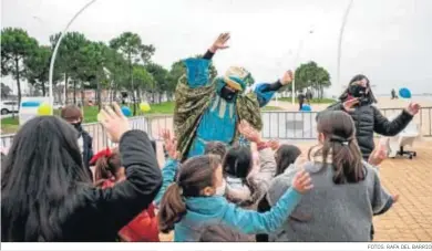  ?? FOTOS: RAFA DEL BARRIO ?? Los niños con Víctor Pineda y Prado Aragón durante una de las dinámicas del microtalle­r.