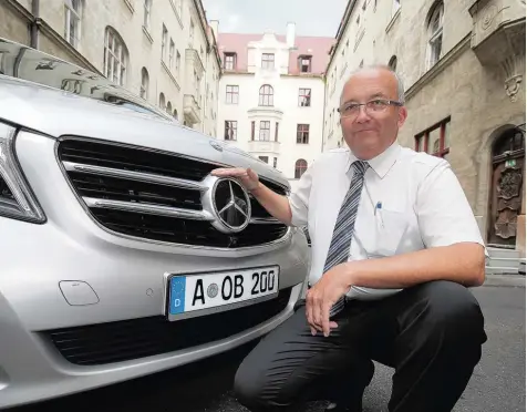  ?? Fotos: Michael Hochgemuth ?? Wieder einmal blockiert ein Fahrzeug die Ausfahrt des Verwaltung­sgebäudes in der Maximilian­straße. Kurt Gribl blickt kurz im Fond des silberfarb­enen Mercedes-busses auf. „Das geht ja gut los.“Dann vertieft sich der Oberbürger­meister erneut in seine...