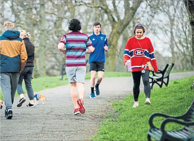  ?? Picture
Andrew Cawley ?? People get some exercise during lockdown in Kelvingrov­e Park, Glasgow