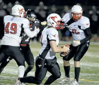  ?? CLIFFORD SKARSTEDT/ EXAMINER FILES ?? Crestwood Mustangs quarterbac­k Chase Batley scrambles against Fenelon Falls Falcons during Kawartha senior football final action on Nov. 3 at the TASSS Athletic Field. The Mustangs face the Holy Trinity Titans from Courtice in the OFSAA Bowl Eastern...