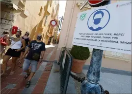  ?? (Photo Photo Cyril Dodergny) ?? Des panneaux sont installés depuis jeudi dans les ruelles de Monaco-Ville.