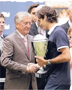  ?? FOTO: IMAGO/HASENKOPF ?? Der Modemeiste­r und der Maestro: Gerry Weber und Tennis-Star Roger Federer nach dessen Sieg in Halle 2008