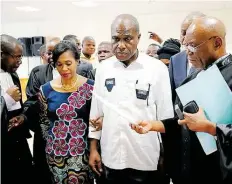  ?? DPA-BILD: DELAY ?? Opposition­skandidat Martin Fayulu (Mitte, mit Ehefrau Esther Ndengue Fayulu) legte Beschwerde ein.