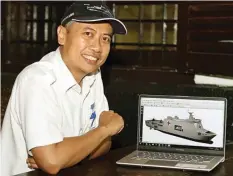  ?? ROBERT RIZKY/JAWA POS ?? PESANAN TNI-AL: Adenandra menunjukka­n rancangan kapal Bantu Rumah Sakit yang sedang dalam proses pembuatan.