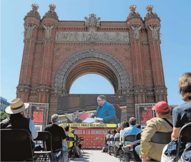  ?? AFP ?? Un grupo de personas siguen en directo la última sesión del juicio desde una pantalla instalada por Òmnium Cultural junto al Arco del Triunfo de Barcelona