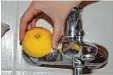  ?? Foto: Franziska Wolfinger ?? Mit einer Zitrone lassen sich Kalkflecke­n gut entfernen.