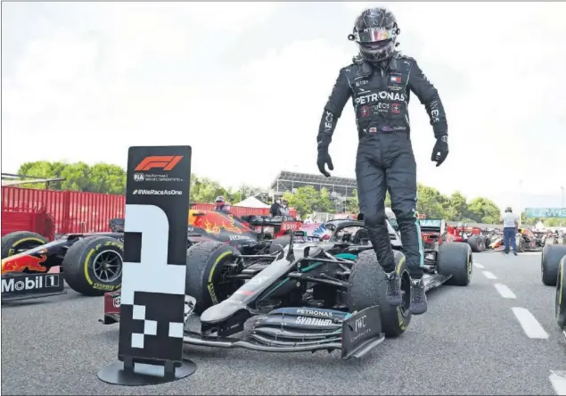  ??  ?? Lewis Hamilton salta desde la rueda de su Mercedes en el parque cerrado de Montmeló después de lograr su cuarta victoria de la temporada en seis carreras disputadas.