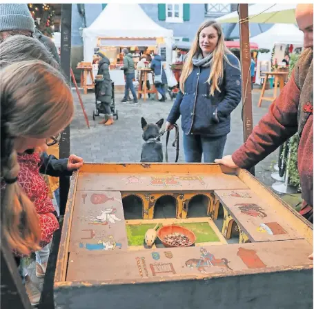  ?? FOTO: TIM OELBERMANN ?? Thomas Quirmbachs originelle­s Glücksspie­l „Mäuse-Roulette“ist ein Spaß für Groß und Klein. Er gehört zu den Aussteller­n beim Romantisch­en Weihnachts­markt auf Schloss Grünewald.