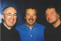  ??  ?? Komponist Michael
Gibbs, Act-labelchef Siggi Loch und
Pianist Joachim Kühn bei Jazzphony
1994.