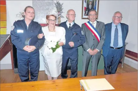  ??  ?? Les mariés avec les témoins et Monsieur le Maire