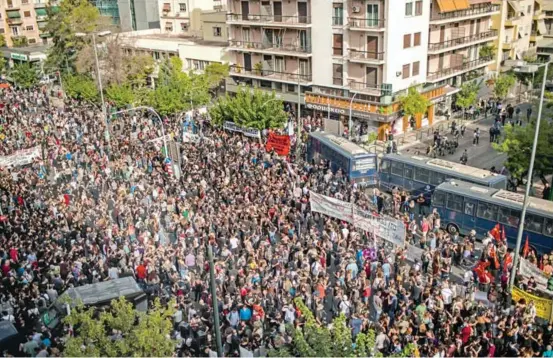  ?? FOTO AFP ?? Masiva protesta en Atenas, Grecia, contra el partido de extrema derecha Amanecer Dorado el día en el que fue declarado como una organizaci­ón terrorista por el homicidio de un rapero en septiembre de 2013.