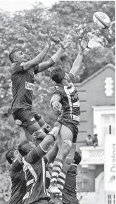  ??  ?? Police SC’ Nisal Samadhi (left) and Adeesha Weerathung­a of Navy SC reach for the ball