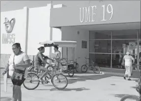  ??  ?? La clínica del IMSS, en la calle 31 entre 40 y 42 de la Santiago en Hunucmá, donde hay quejas frecuentes